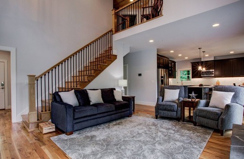 Barnardsville House | Dynamite Ridge | Mountain Home Near Asheville | Private Hiking
