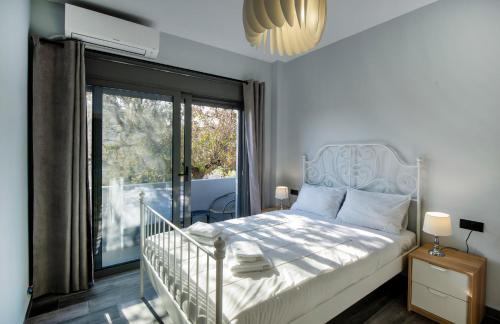 Petaloudes Apartment | E&A luxury apartment with sea view