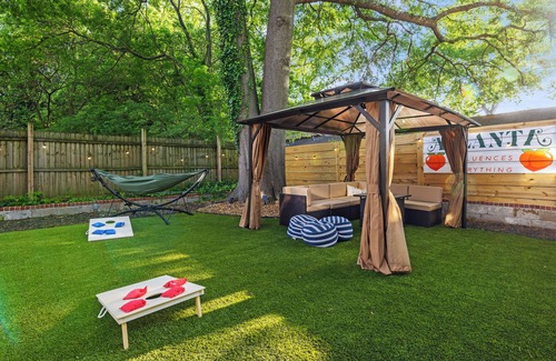 Pittsburgh House | E-Bikes, Arcade Room, Fire Pit, Projector - DT ATL