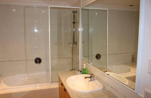 East Perth House | E.Perth riverside T/House 150m to Shops & Eats.