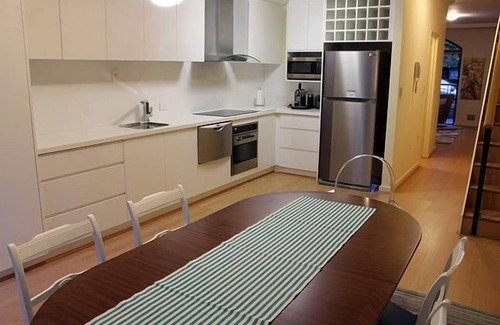East Perth House | E.Perth riverside T/House 150m to Shops & Eats.