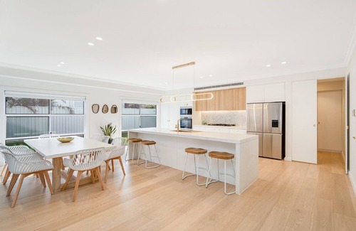 Long Jetty House | E RETREAT on Archbold by HolidayCo.