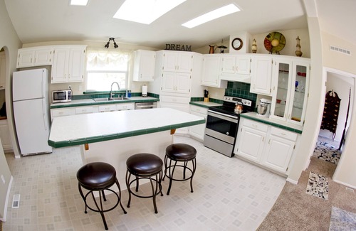 Gem County House | E-Town House, Peaceful Country Get-Away, Local Gem Close to Town, Pac-Man Arcade
