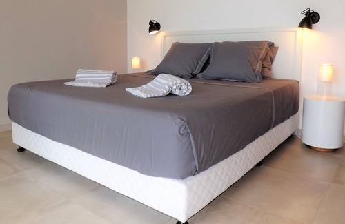 Port Chambly Apartment | E2 Modern & Cozy, Sea view and rooftop pool