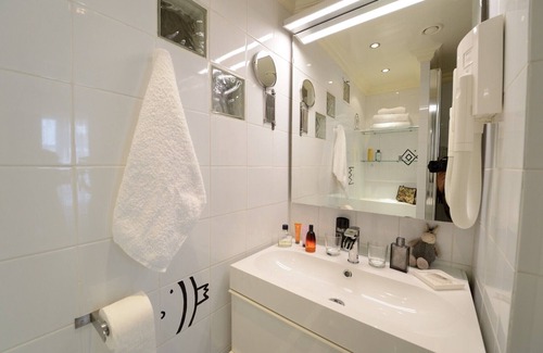 Arts-et-Metiers Apartment | E3DD White night