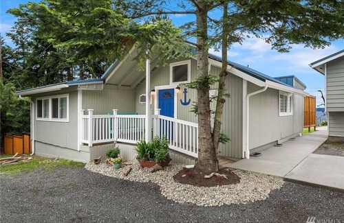 Camano Island House | Eagle Cliff Cottage with Dramatic Oceanfront Views