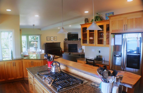 Tulalip House | Eagle Cove – Private Beachfront Retreat, Whale Watching, Hot Tub, Sleeps 20