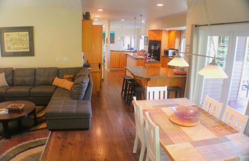 Tulalip House | Eagle Cove – Private Beachfront Retreat, Whale Watching, Hot Tub, Sleeps 20
