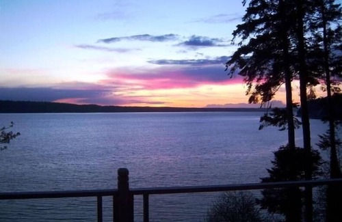 Tulalip House | Eagle Cove – Private Beachfront Retreat, Whale Watching, Hot Tub, Sleeps 20