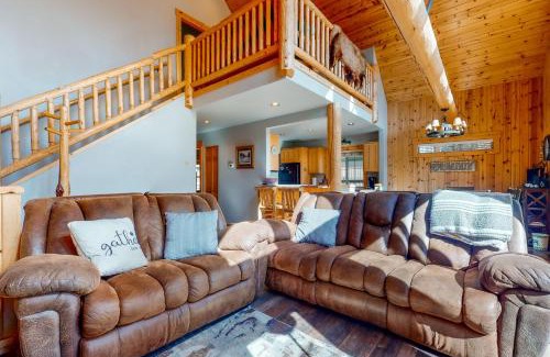 Redmond Ski Chalet | Eagle Creek Chalet on the Pond