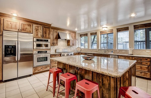 Alto Cabin | Eagle Creek Retreat | Park-Like Setting, Hot Tub, Privacy, Guest House
