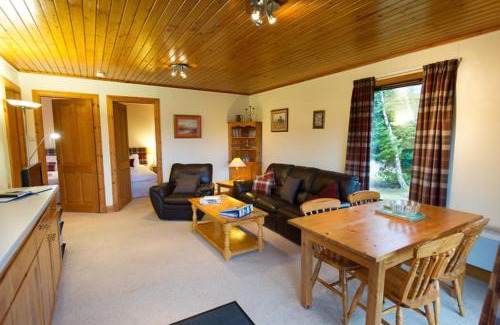 Crianlarich Ski Chalet | Eagle Lodge with stunning loch and mountain view