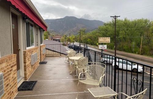Manitou Springs Historic District Hotel | Eagle Motel