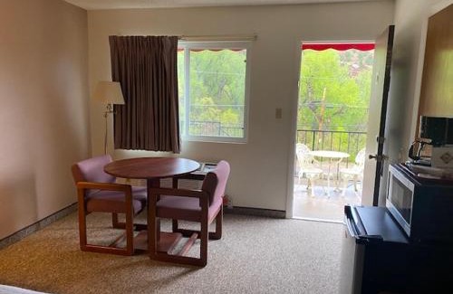 Manitou Springs Historic District Hotel | Eagle Motel