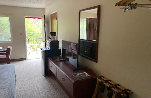 Manitou Springs Historic District Hotel | Eagle Motel