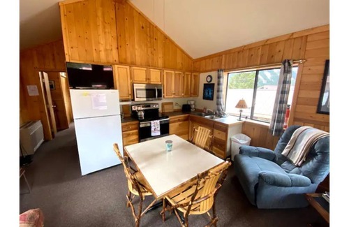 Cooke City-Silver Gate House | Eagle Nest Cabin Yellowstone Getaway in Cooke City