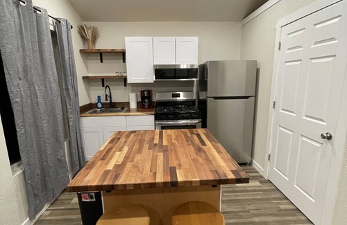 Bothell Apartment | Eagle River Downtown with Mountain View