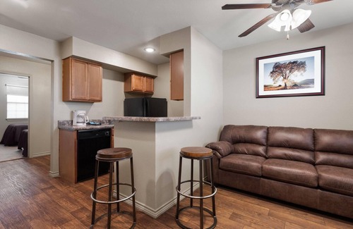 Big Spring Hotel | Eagle's Den Suites Big Spring a Travelodge by Wyndham