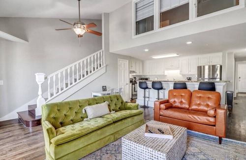 Statesboro Apartment | Eagle's Landing Loft-Downtown, Above Bull & Barrel