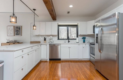 Massanutten Cabin | Eagle's Nest Captain’s Cabin Mountain Retreat with WiFi, AC in McGaheysville