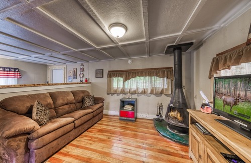 Ruidoso Cabin | Eagle's Nest: Cute 1 bedroom with Hot Tub in the Upper Canyon!!