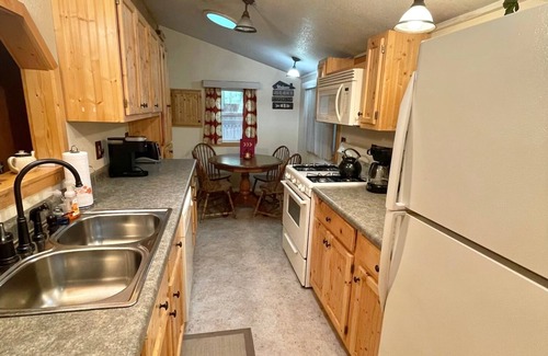 Gladwin Cabin | Eagle's Nest Quiet scenic lakefront with huge Deck!