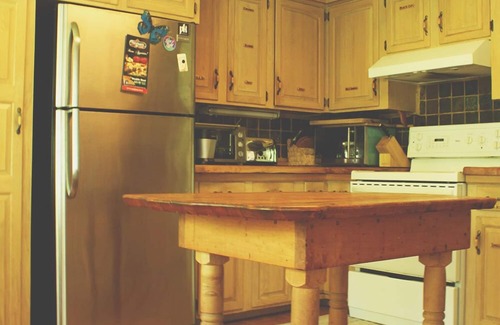 Shawnigan Lake House | Eaglenest Sanctuary - Rustic and Serene Riverfront Stay