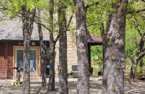 Medicine Park Cabin | EAGLES NEST - CABIN W/HOT TUB