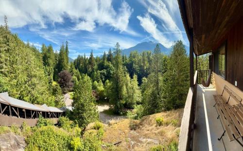 Upper Squamish House | Eagles Nest - epic blufftop cabin Squamish