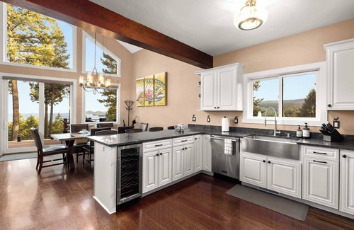 Somers House | Eagles Nest - Hot Tub & Lake Views