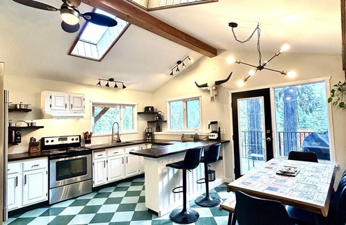 Balfour Ski Chalet | *EAGLES NEST* Luxury Mountain Chalet Retreat- HOT TUB * POOL TABLE * SPA BATH