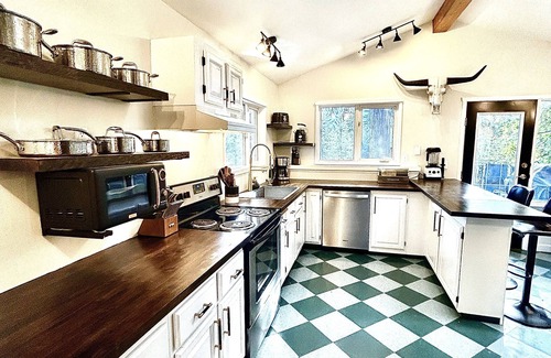 Balfour Ski Chalet | *EAGLES NEST* Luxury Mountain Chalet Retreat- HOT TUB * POOL TABLE * SPA BATH