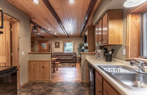 Lake Delton House | Eagles Nest Retreat! Private Decks In Town
