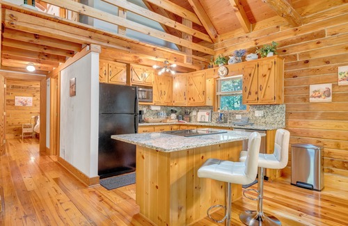 Craig Creek Cabin | Eagles Rest~ Grand, Luxurious & Peaceful— Near Hiking Trails & Virginia Tech!
