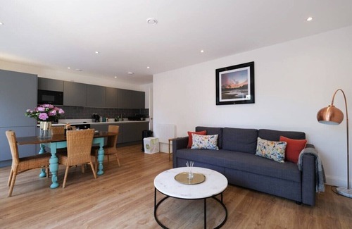 Ealing Common Apartment | Ealing Common Apartment with Balcony