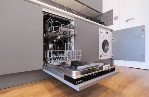 Ealing Common Apartment | Ealing Common Apartment with Balcony
