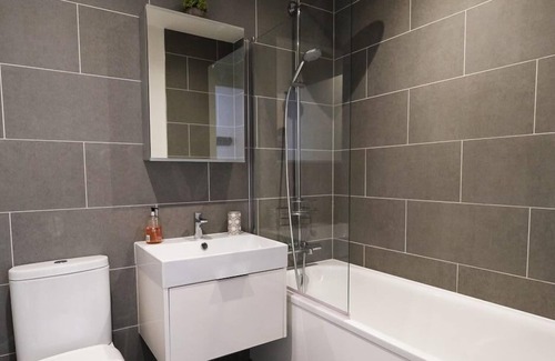 Ealing Common Apartment | Ealing Common Apartment with Balcony