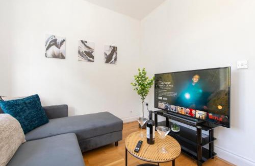 Ealing Common Apartment | Ealing Gem 3 Bath, 2 En-Suite Flat with Parking