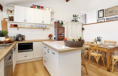 Paddys River Cottage | Ealu Farm - unwind in comfort with amazing rural views, outdoor entertaining & nearby wineries