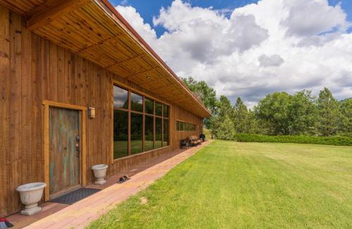 Hot Springs House | Earth Home with Chef's Kitchen