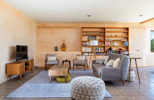 Santa Fe House | Earthship retreat + 2 spa hot tubs w/waterfall + Incredible Mountain Views