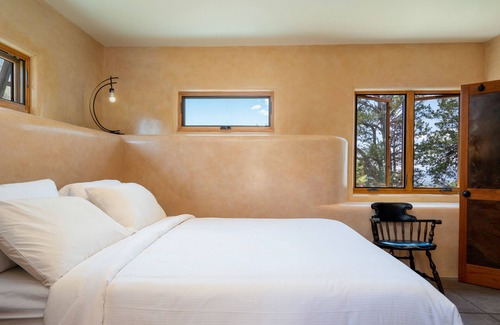 Santa Fe House | Earthship retreat + 2 spa hot tubs w/waterfall + Incredible Mountain Views