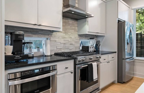 Swede Hill House | East Austin Duo: House + Apt | Walk to Fun
