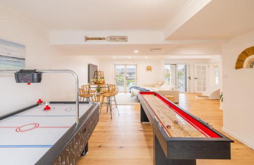 Shoal Bay House | East Belmont, 38 Tomaree Rd - spa, linen, Wi-Fi, Air Con , Games Room
