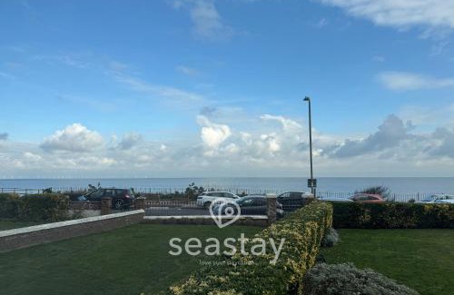 Broadstairs Apartment | East Cliff Sea View Inc Parking & Garden