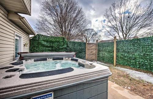 East Earl House | East Earl Retreat with Hot Tub Less Than 4 Mi to Town!
