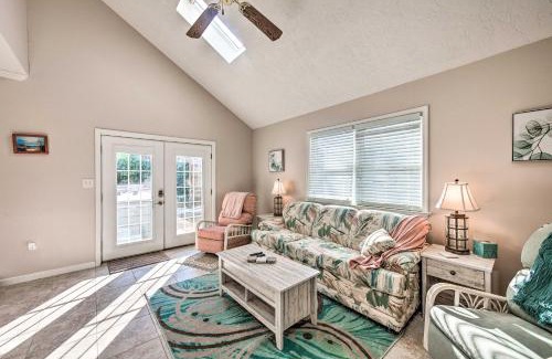 East Earl House | East Earl Retreat with Hot Tub Less Than 4 Mi to Town!