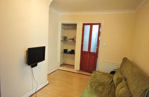 Canning Town Apartment | East End London Garden Flat