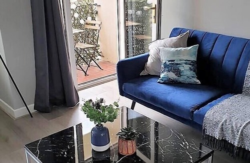 Helensburgh Apartment | East King Street Apartment is a modern 1st Floor Apartment with balcony seating area near town ce...
