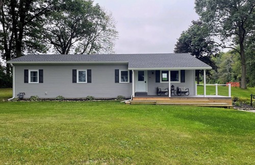 Castile House | East Lake Escape near beautiful, Letchworth State Park.